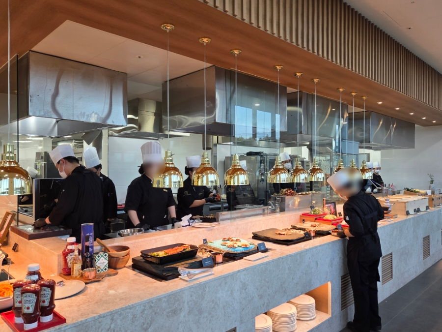 수성호텔의 고급 뷔페, 베이징덕, 하몽, 스테이크 등 프리미엄 메뉴