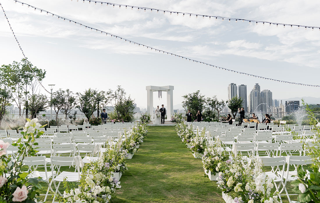 대구 수성호텔 루프탑의 라 포레 수성 야외웨딩홀, 2000평 규모의 천연 금잔디와 수성못 전망